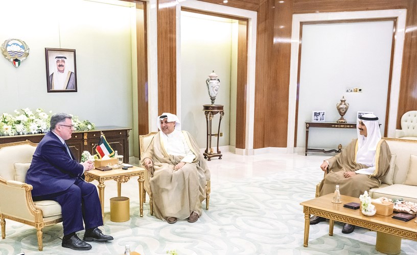 وزير الديوان الأميري يؤكد ترحيب الكويت بخطة ترامب للسلام
